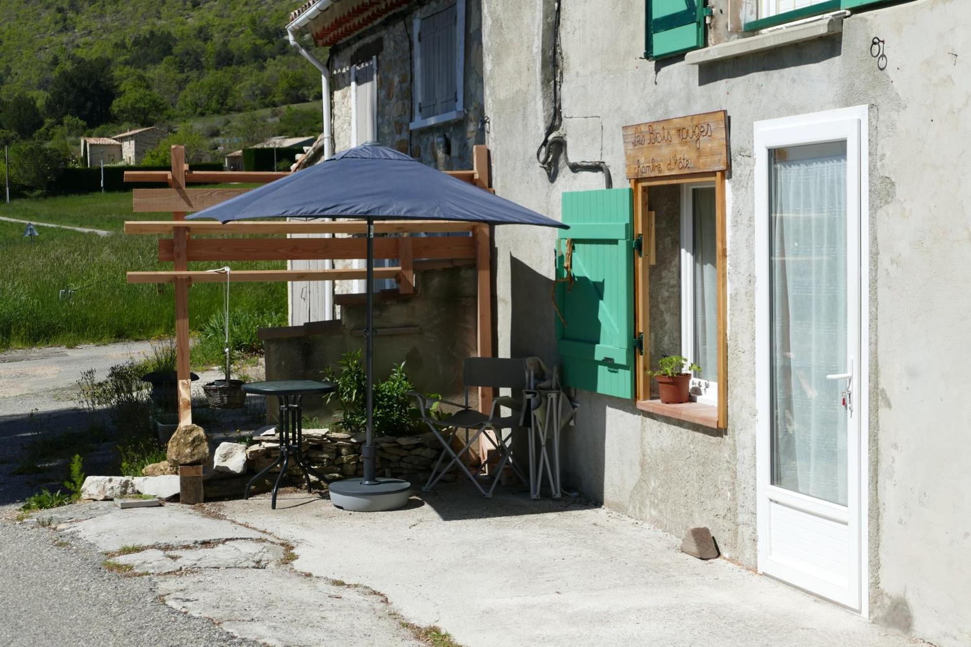 Les Bois Rouges Bed & Breakfast La Rochegiron Exterior photo